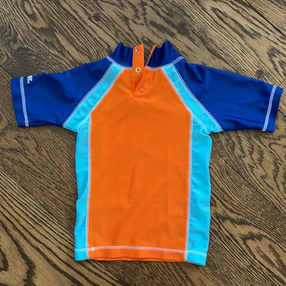 Rash guard and swim trunks - Picture 3 of 8